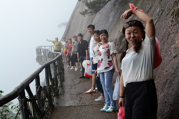 港源公司優秀員工登上三清山